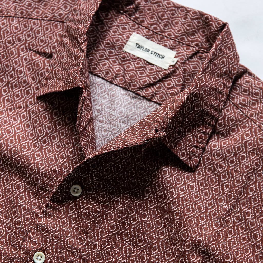 The Short Sleeve Hawthorne in Burgundy Trellis